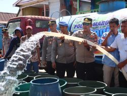 Hadir di Tengah Masyarakat, Polres Maros Salurkan Bantuan Air Bersih di Bontoa