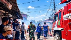 Bhabinkamtibmas Tanjung Unggat Bergerak Cepat Bantu Padamkan Kebakaran Gudang
