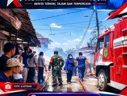 Bhabinkamtibmas Tanjung Unggat Bergerak Cepat Bantu Padamkan Kebakaran Gudang