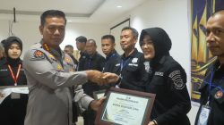 Kabid Humas Polda Sulsel Berikan Penghargaan kepada Jajaran Berprestasi dalam Rakernis T.A. 2026