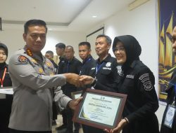 Kabid Humas Polda Sulsel Berikan Penghargaan kepada Jajaran Berprestasi dalam Rakernis T.A. 2026