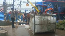 Peduli Kesehatan Masyarakat, Satpolairud Polresta Tanjungpinang Bagikan Masker di Perairan Plantar I