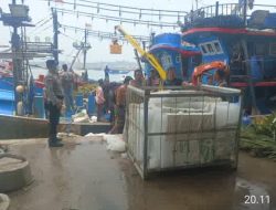 Peduli Kesehatan Masyarakat, Satpolairud Polresta Tanjungpinang Bagikan Masker di Perairan Plantar I