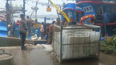 Peduli Kesehatan Masyarakat, Satpolairud Polresta Tanjungpinang Bagikan Masker di Perairan Plantar I